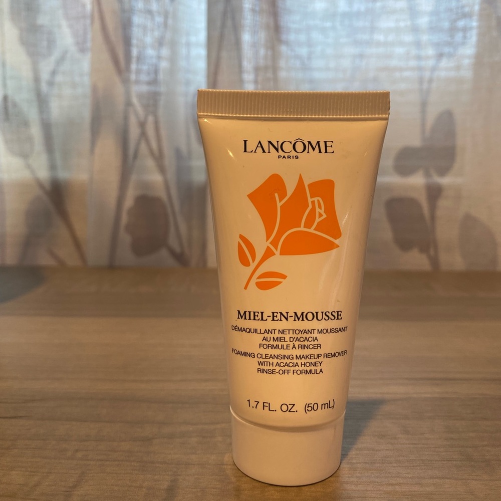Lancôme cleansing makeup remover with acacia honey